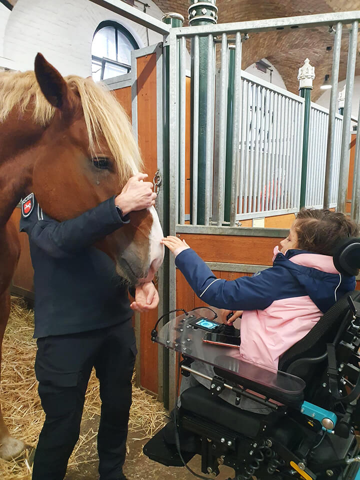 Lea besucht Polizei Reiterstaffel